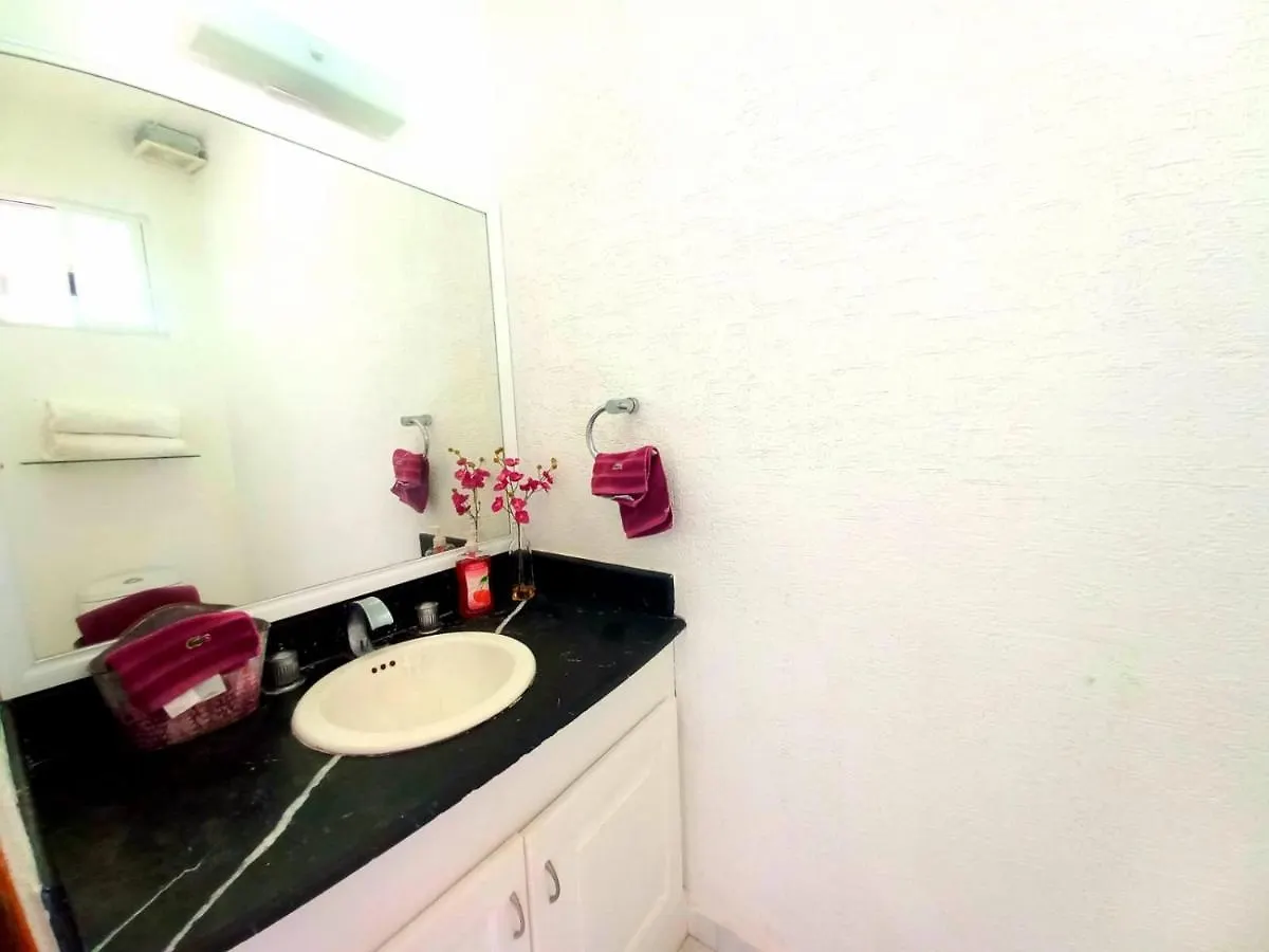 Casa Zen Para 20 Personas 5 Habitaciones En El Centro De カンクン 0*,  メキシコ